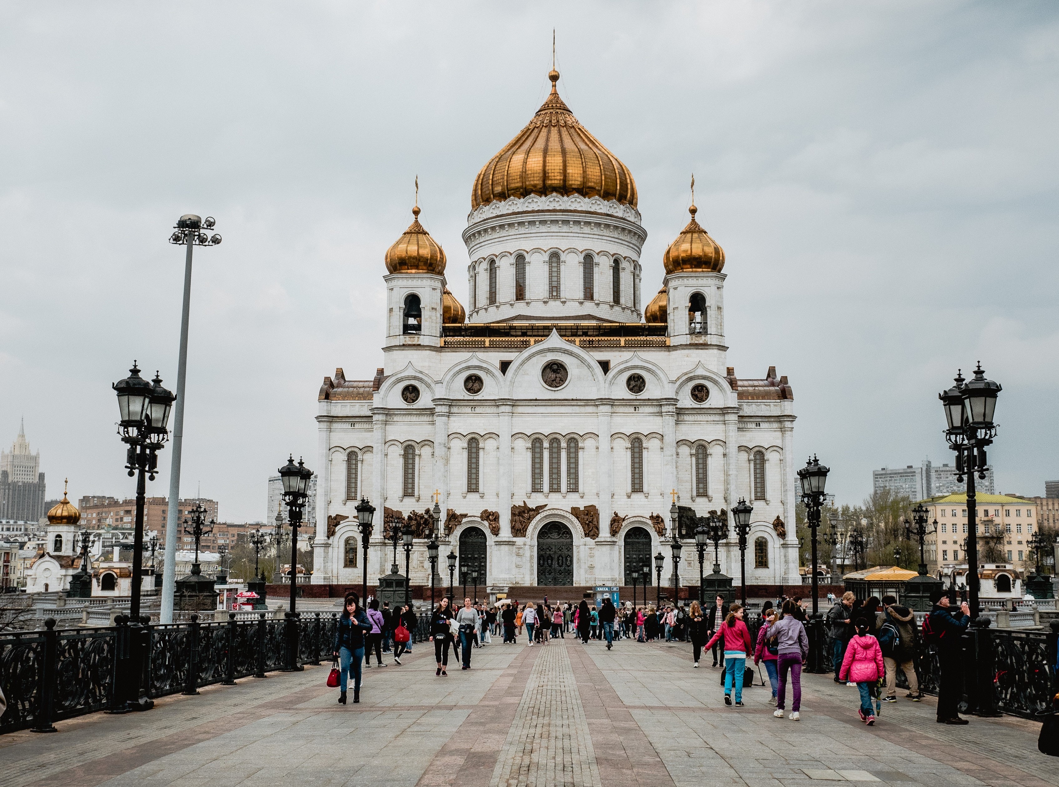 Храм христа спасителя метро кропоткинская. Храм Христа Спасителя. Самая большая Церковь в Москве фото. В каком году восстановили храм Христа Спасителя. Какой храм восстановили в Москве белый.